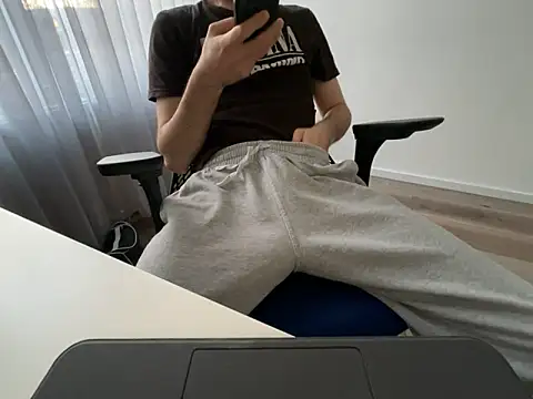 Frankieyyy1 online show from 04/23/26, 06:42