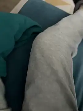 Snapshot of Frankieyyy1 chatting on 02/15/26, 03:33 Frankieyyy1 online show from 02/15/26, 03:33