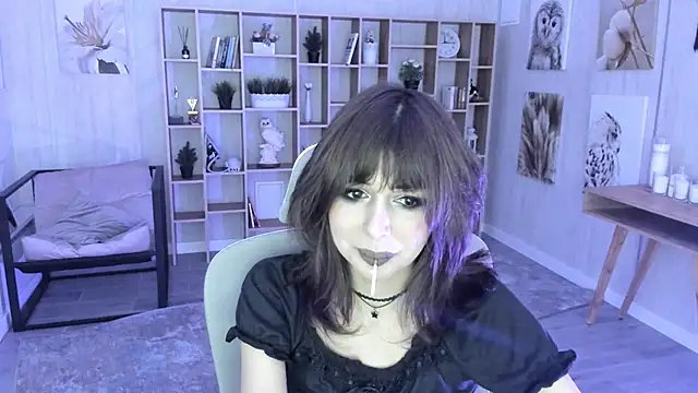 CrystallBloom online show from 10/28/25, 04:17