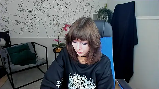 Snapshot of CrystallBloom chatting on 09/30/25, 02:06 CrystallBloom online show from 09/30/25, 02:06
