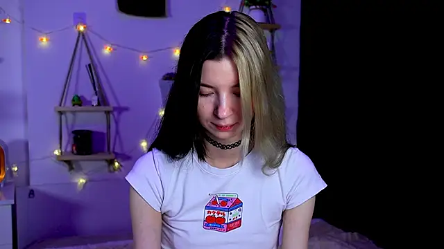 Snapshot of EmmieBlade chatting on 10/15/25, 07:11 EmmieBlade online show from 10/15/25, 07:11