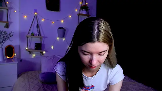 Snapshot of EmmieBlade chatting on 10/16/25, 07:22 EmmieBlade online show from 10/16/25, 07:22