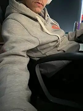 solooboy18 online show from 09/28/25, 11:50