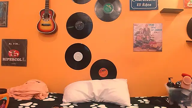 Snapshot of meisevil77 chatting on 11/15/25, 01:42 meisevil77 online show from 11/15/25, 01:42