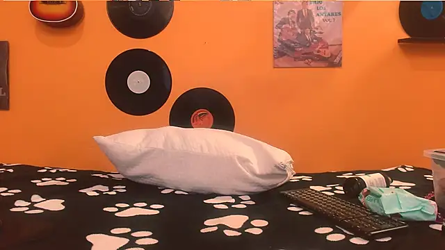 Snapshot of meisevil77 chatting on 11/27/25, 02:01 meisevil77 online show from 11/27/25, 02:01