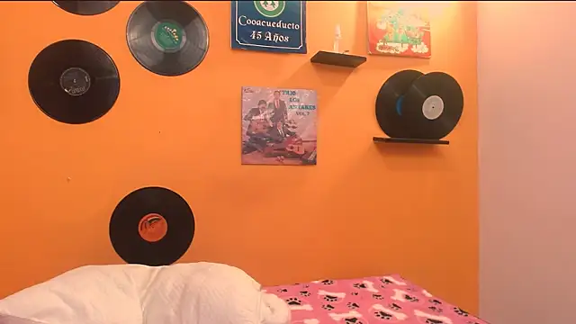 Snapshot of meisevil77 chatting on 12/19/25, 02:26 meisevil77 online show from 12/19/25, 02:26