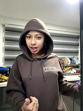 lynn9000 online show from 11/23/25, 03:16