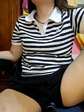 Snapshot of Bee_sweet chatting on 09/13/25, 04:18 Bee sweet online show from 09/13/25, 04:18