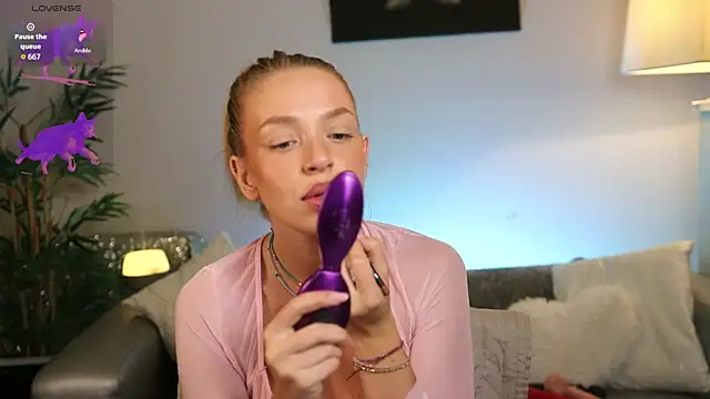 NovaHollisx online show from 10/05/25, 06:04