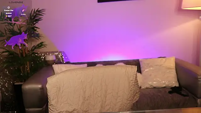 NovaHollisx online show from 10/01/25, 09:25