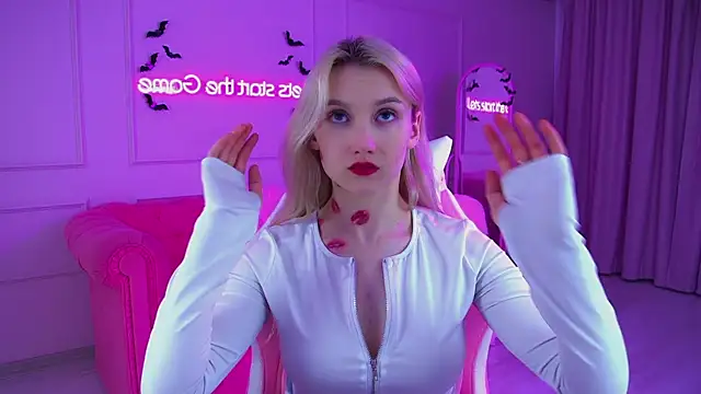 Snapshot of StacyEvances chatting on 10/25/25, 06:19 StacyEvances online show from 10/25/25, 06:19