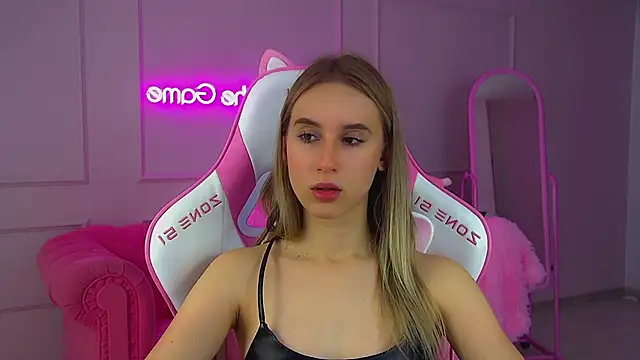 VictoriaHopsons online show from 11/22/25, 06:12