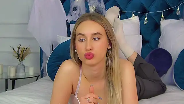 VictoriaHopsons online show from 10/21/25, 04:17