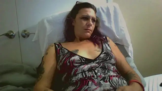 Snapshot of SparklesB1tch chatting on 09/10/25, 06:07 SparklesB1tch online show from 09/10/25, 06:07