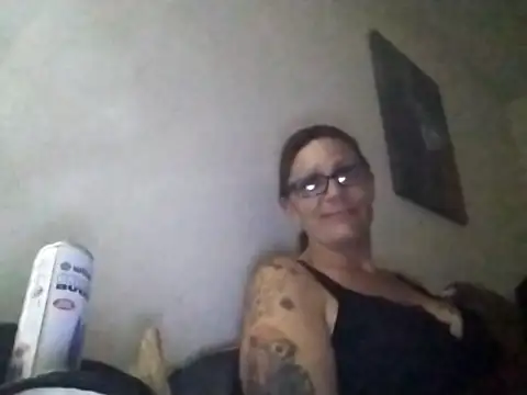 Snapshot of SparklesB1tch chatting on 10/18/25, 01:02 SparklesB1tch online show from 10/18/25, 01:02