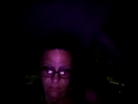 Snapshot of SparklesB1tch chatting on 10/04/25, 07:32 SparklesB1tch online show from 10/04/25, 07:32