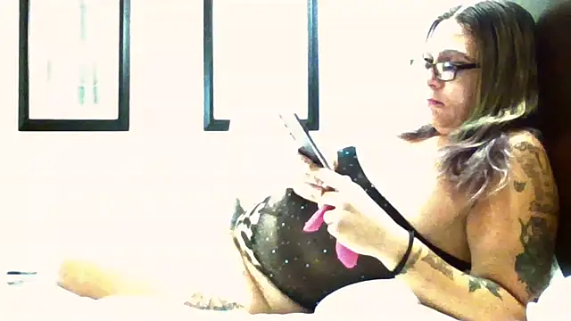 Snapshot of SparklesB1tch chatting on 10/13/25, 05:25 SparklesB1tch online show from 10/13/25, 05:25