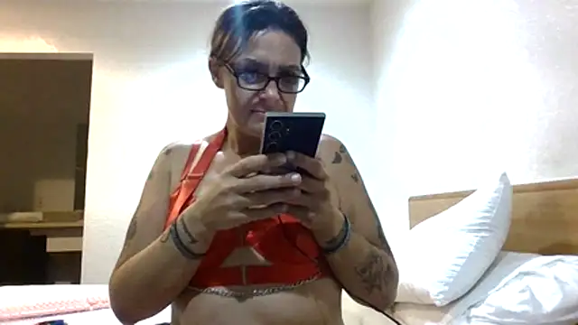 Snapshot of SparklesB1tch chatting on 11/08/25, 01:03 SparklesB1tch online show from 11/08/25, 01:03