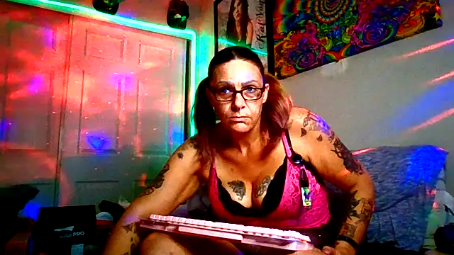 Snapshot of SparklesB1tch chatting on 11/20/25, 03:29 SparklesB1tch online show from 11/20/25, 03:29