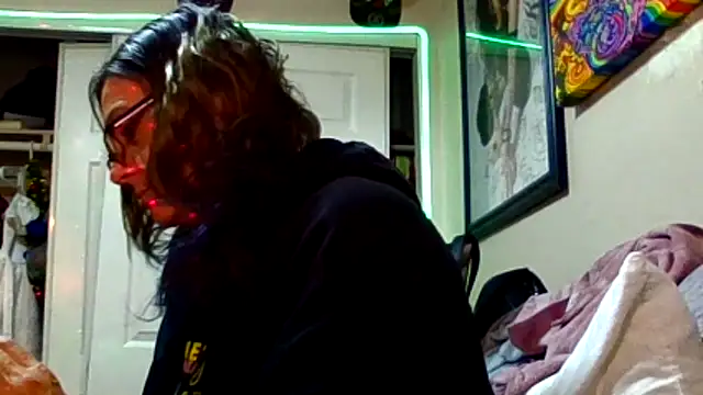 Snapshot of SparklesB1tch chatting on 12/16/25, 09:13 SparklesB1tch online show from 12/16/25, 09:13