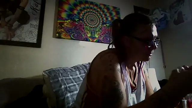 Snapshot of SparklesB1tch chatting on 09/17/25, 07:05 SparklesB1tch online show from 09/17/25, 07:05