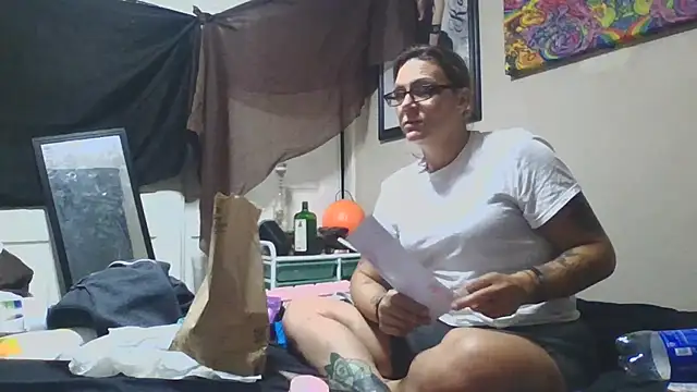 Snapshot of SparklesB1tch chatting on 11/04/25, 06:17 SparklesB1tch online show from 11/04/25, 06:17