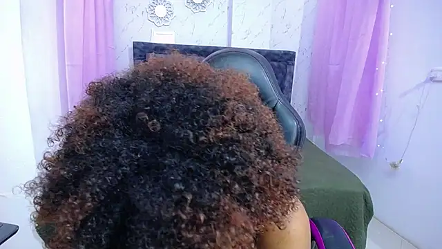 mia  thomson  online show from 10/05/25, 12:51