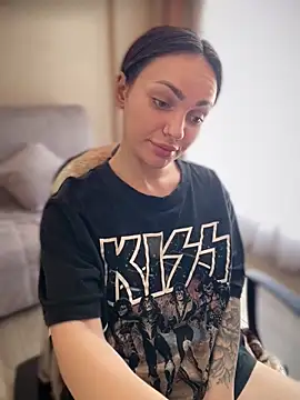 SaraLow online show from 04/19/26, 10:27