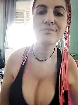 Snapshot of est_82 chatting on 10/05/25, 03:25 est 82 online show from 10/05/25, 03:25