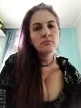 Snapshot of est_82 chatting on 09/24/25, 04:02 est 82 online show from 09/24/25, 04:02