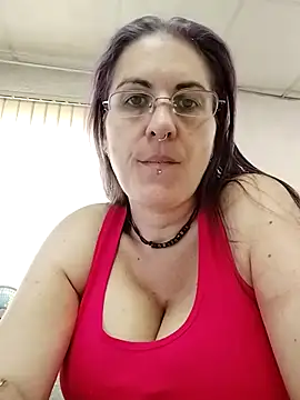 Snapshot of est_82 chatting on 09/23/25, 09:05 est 82 online show from 09/23/25, 09:05