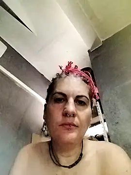 Snapshot of est_82 chatting on 10/02/25, 09:01 est 82 online show from 10/02/25, 09:01