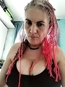 Snapshot of est_82 chatting on 09/08/25, 03:33 est 82 online show from 09/08/25, 03:33