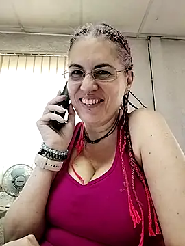 Snapshot of est_82 chatting on 10/08/25, 08:05 est 82 online show from 10/08/25, 08:05