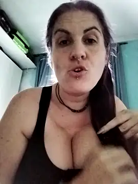 Snapshot of est_82 chatting on 09/21/25, 05:29 est 82 online show from 09/21/25, 05:29