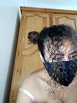 Snapshot of ghadiraa chatting on 10/11/25, 02:45 ghadiraa online show from 10/11/25, 02:45