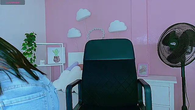 Snapshot of SamaGrey__ chatting on 09/19/25, 11:36 SamaGrey online show from 09/19/25, 11:36