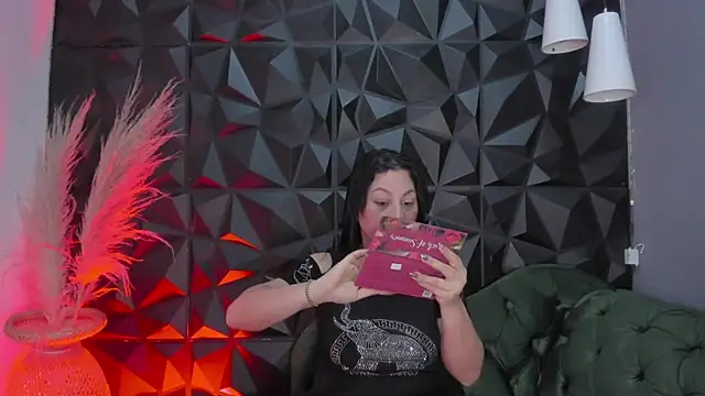 helenasaenz online show from 12/15/25, 12:22