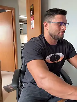 Snapshot of KRYSTALIZEDY chatting on 12/16/25, 11:03 KRYSTALIZEDY online show from 12/16/25, 11:03