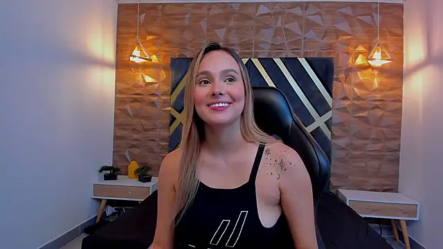 Emmaa white  online show from 11/10/25, 05:18