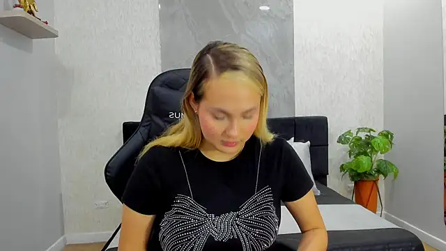 Emmaa white  online show from 05/12/26, 05:30