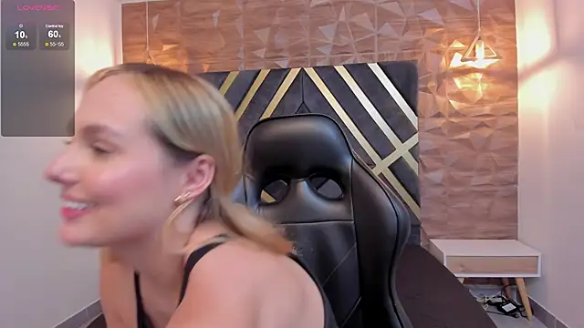 Emmaa white  online show from 12/13/25, 08:04