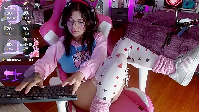 larah uwu online show from 09/27/25, 07:25