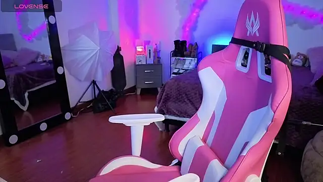 larah uwu online show from 11/22/25, 07:35