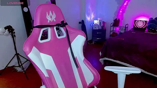 larah uwu online show from 10/19/25, 07:16