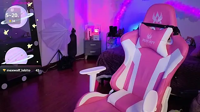 larah uwu online show from 11/24/25, 07:47