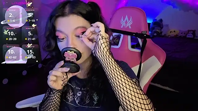 larah uwu online show from 11/12/25, 07:18