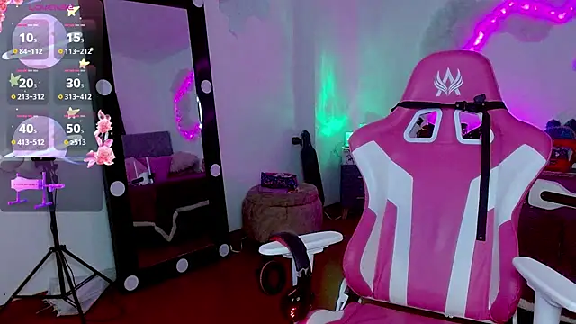 larah uwu online show from 10/14/25, 07:47