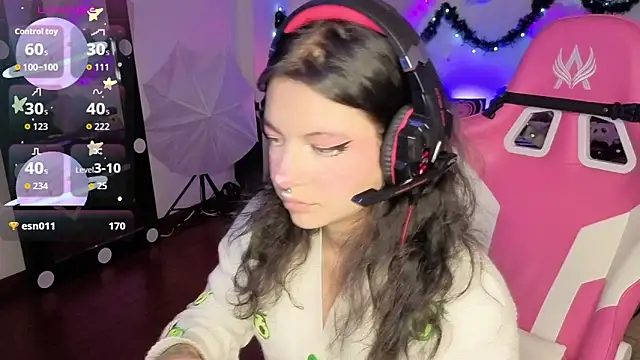 Snapshot of larah_uwu chatting on 12/22/25, 07:14 larah uwu online show from 12/22/25, 07:14