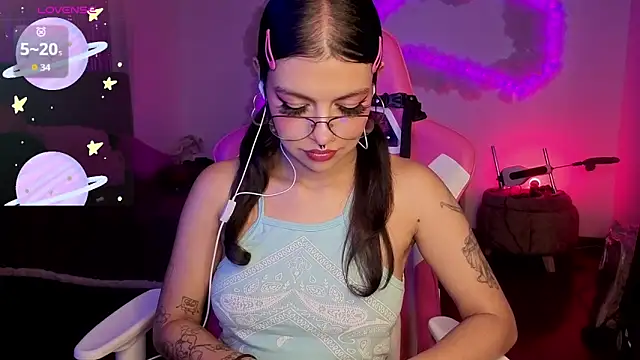 Snapshot of larah_uwu chatting on 02/06/26, 07:54 larah uwu online show from 02/06/26, 07:54